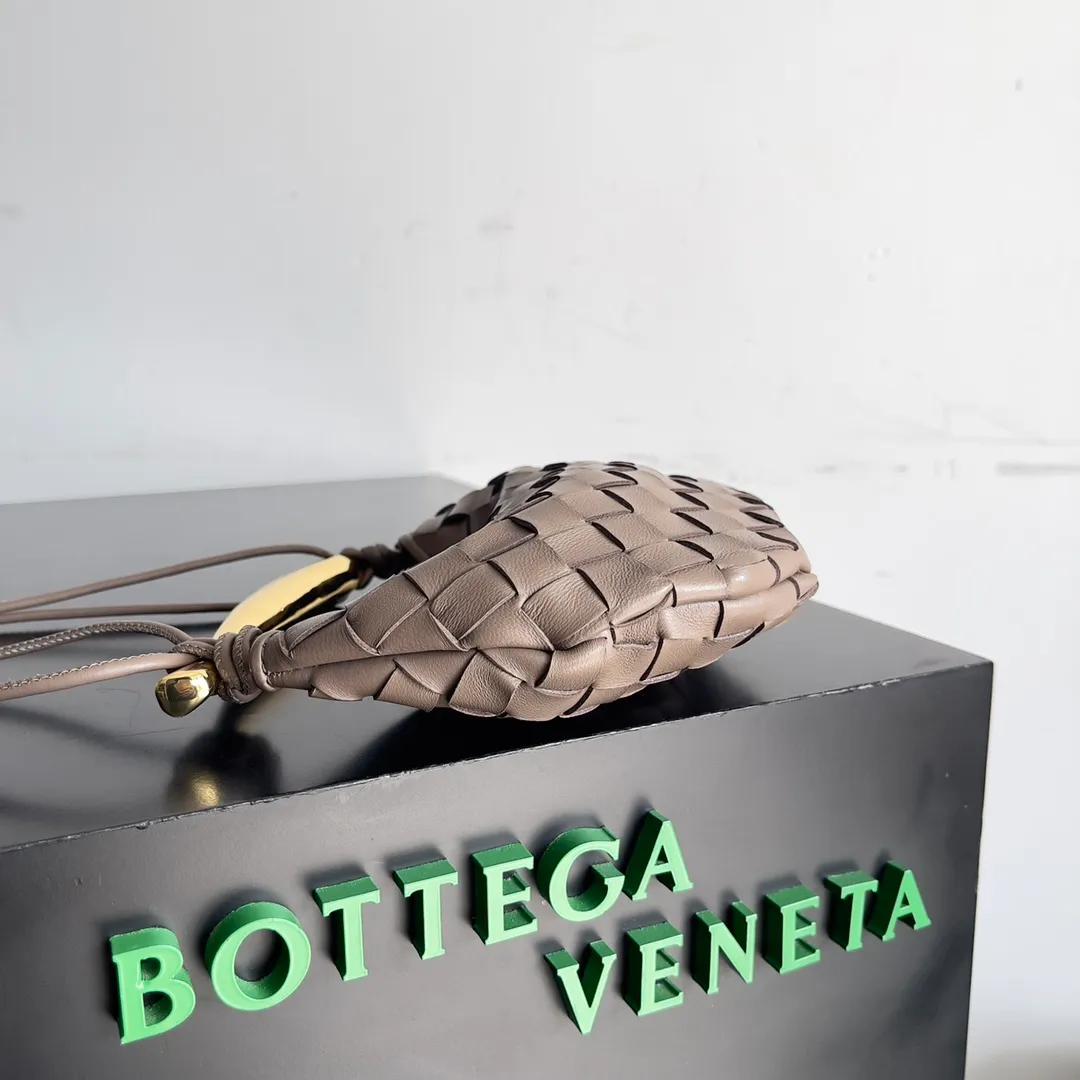 Batch of 1260 BV Mini Sardine is coming‼ ️Super high-end, stainless steel hardware + 24k real gold plating process, fish scales (concave and convex positions) are the finishing touch, the sardine bag that can be carried cross-body is completely beautiful to the heart. The metal element handle and the weaving are perfectly combined to completely integrate the artistic sense and elegance and fashion. It is really like a work of art🏺The large size is elegant, the small size is exquisite and cute, a must-have item for fashionistas, and the details are perfectly reproduced. Style number: 744267 Size 20*12*2.5